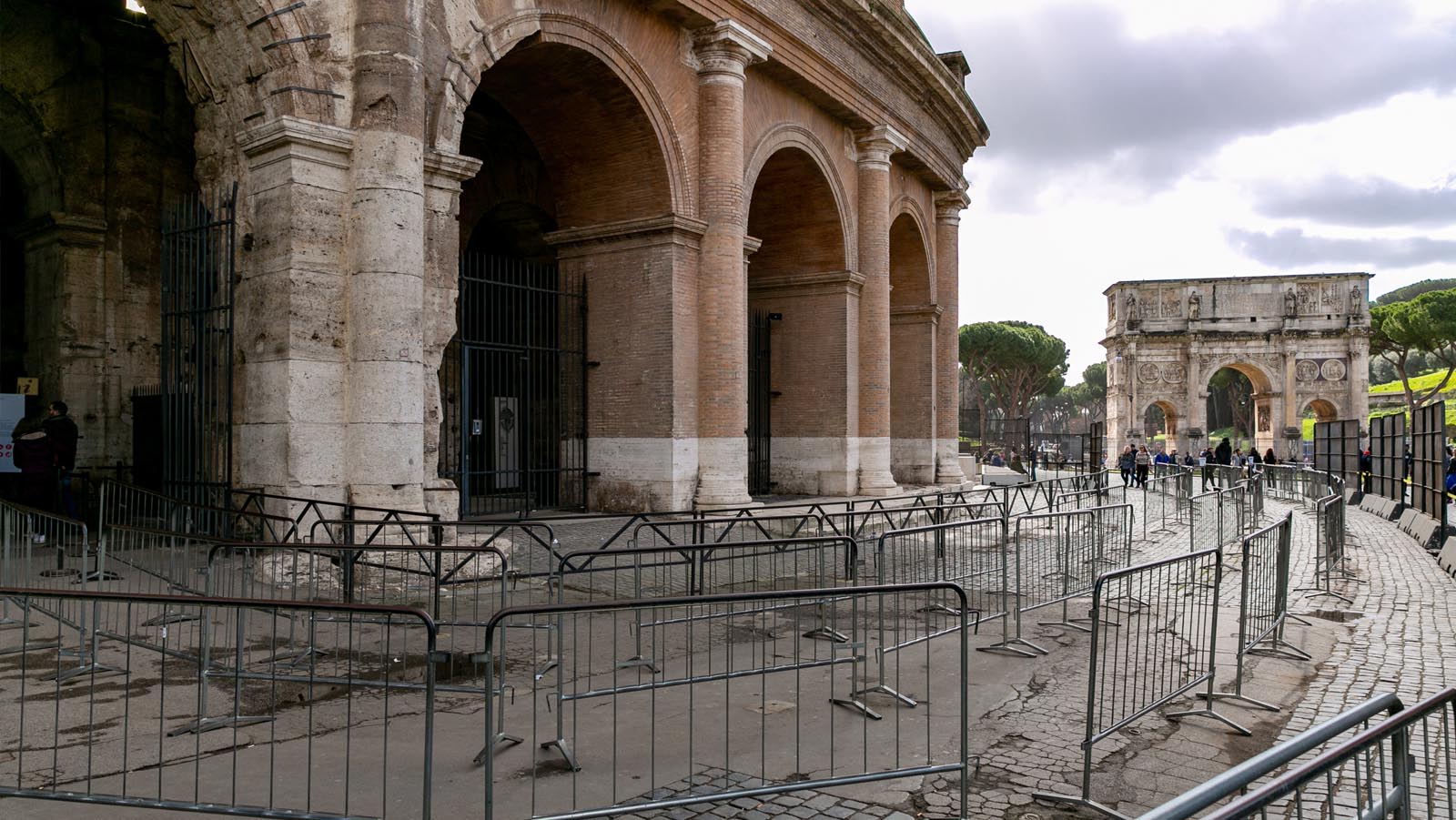Coronavirus : à Rome, toute vie sociale est en voie d'interdiction