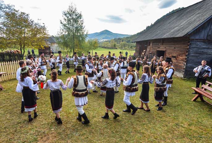 "Il y a un double besoin de réenracinement"