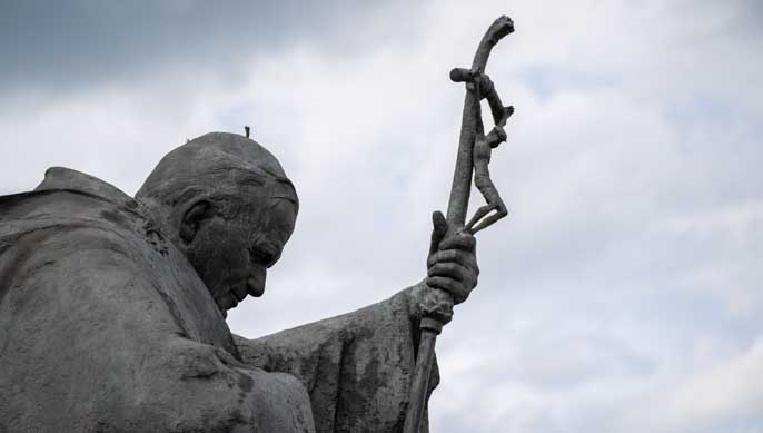 Marchandisation de l’être humain et capitalisme débridé : de Jean-Paul II à Alain de Benoist…