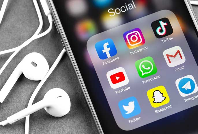 Réseaux sociaux, démocratie et liberté de penser