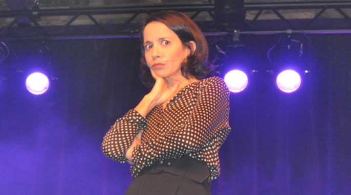 Sophia Aram contre Cyril Hanouna, duel au sommet… de la nullité.