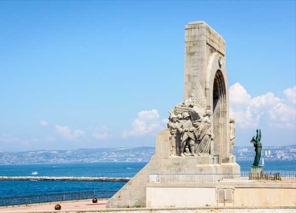 "Sur les tombes de soldats, il est écrit qu’ils sont morts pour la France, pas pour la République !"